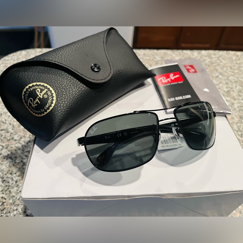 BRAND NEW Ray-Ban Black Rectangular Aviator Sunglasses